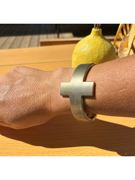BRACCIALE RIGIDO CROCE VALIOSO